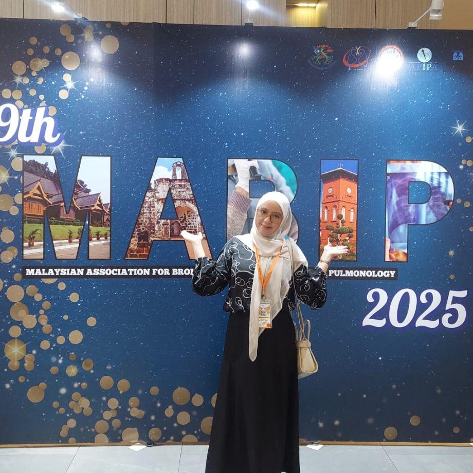 Ariantika posing in front of the 9th MABIP 2025 backdrop at the Malaysian Association for Bronchology and Interventional Pulmonology conference